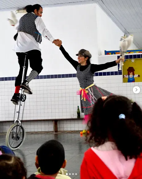 Artistas circenses se apresentando ao vivo.