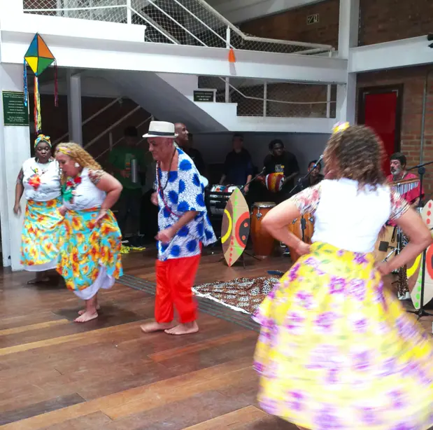 Dançarinos do Balé Afro de Santos se apresentando ao vivo.