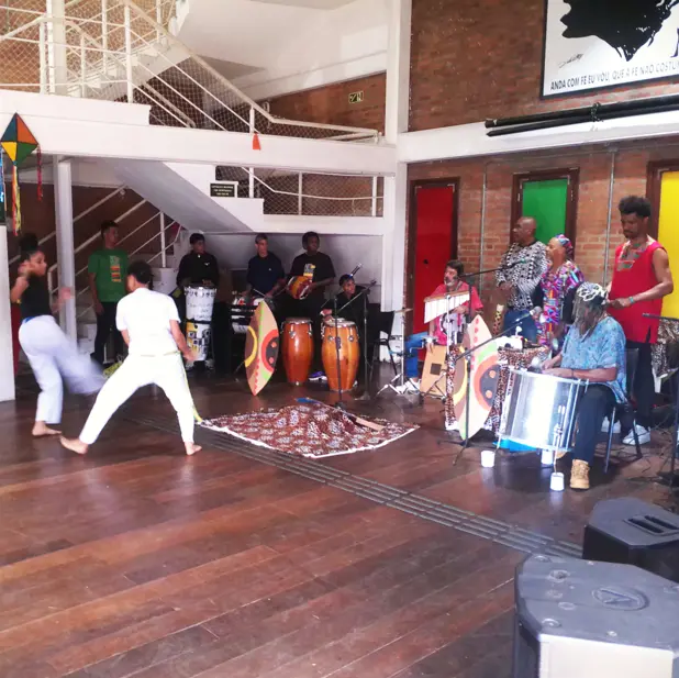 Espetáculo musical com participação de jovens capoeiristas. 