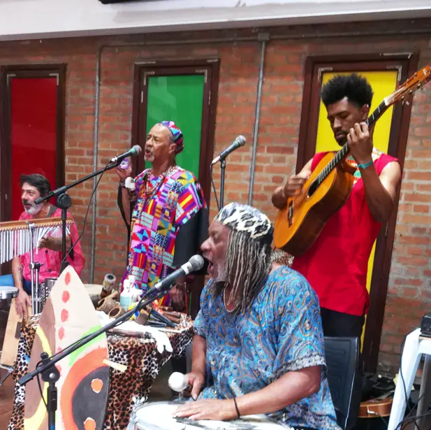 Vander do Surdo e Clube de Bambas se apresentando ao vivo.