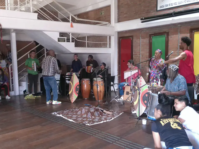Medstre de bateria conduzindo alunos do Instituto Arte no Dique.