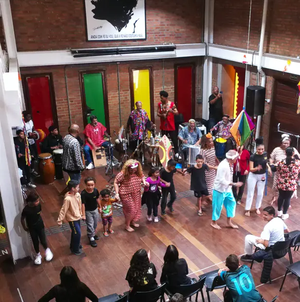 Espetáculo musical com participação bda plateia, vista panorâmica.