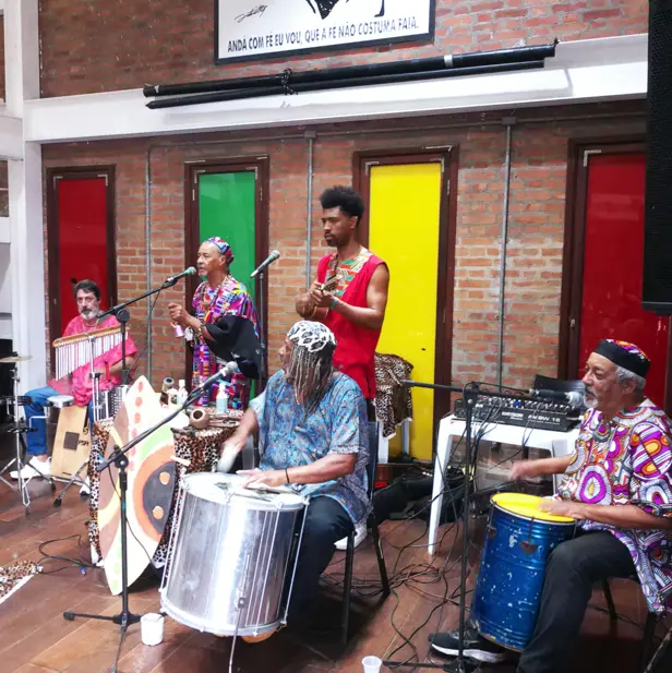 Músicos do grupo Clube de Bambas se apresentando ao vivo.