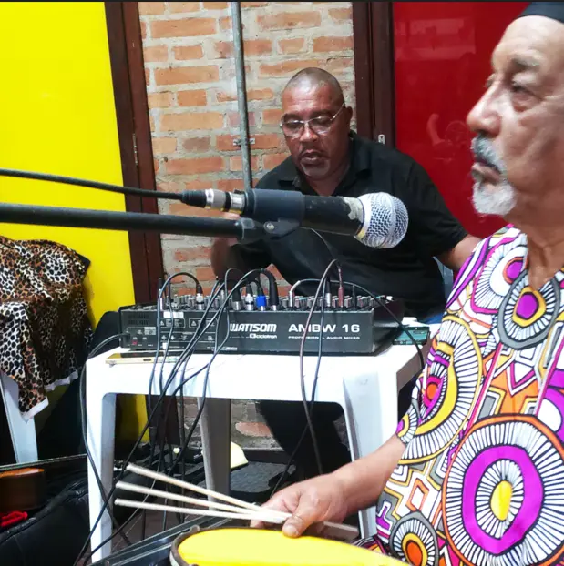 Valtinho do Castelo cantando, técnico de som ao fundo.