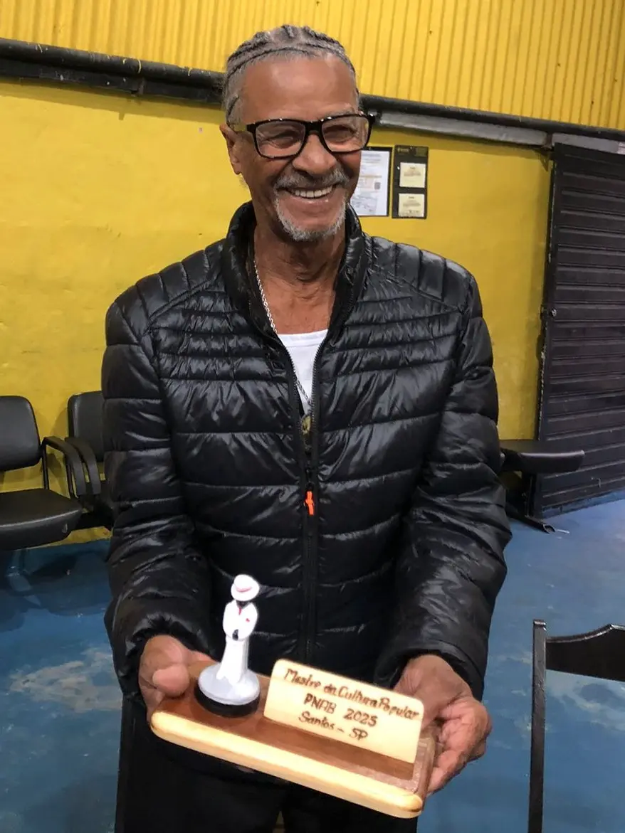Giba recebendo prêmio.