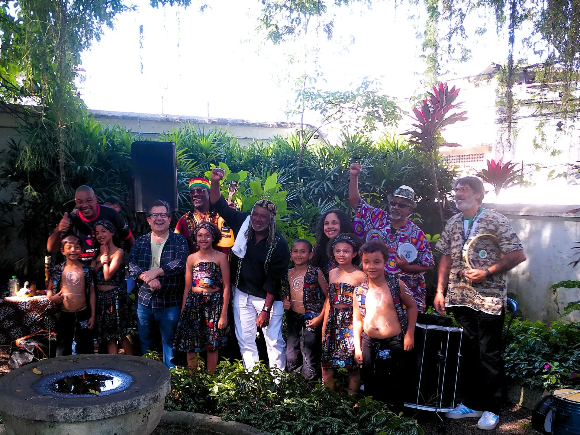 Grupo de crianças com músicos do projeto cultural Pai Felipe O Rei Batuqueiro.