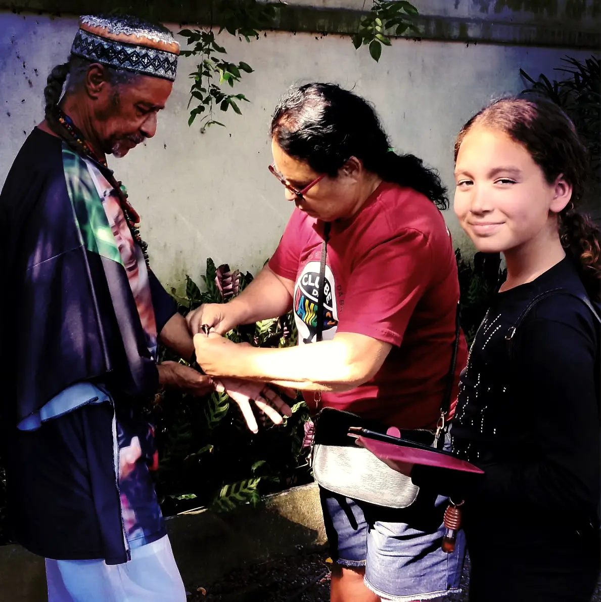 Equipe preparando o figurino do artista.