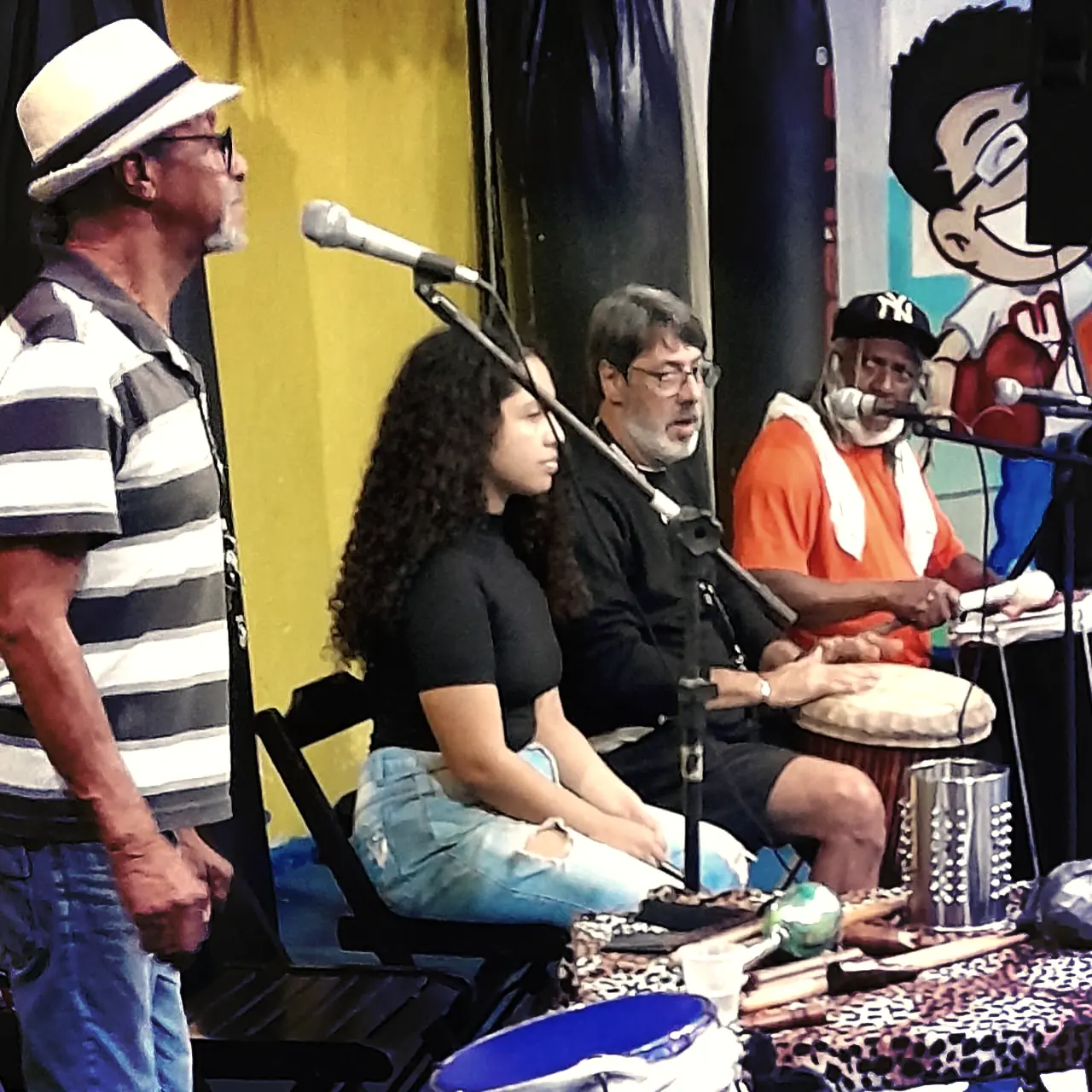 Músicos ensaiando para apresentação.