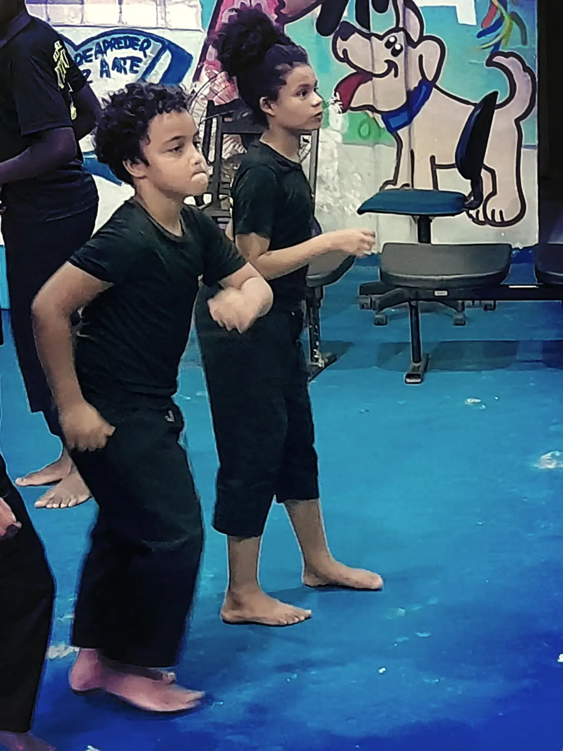 Crianças sambando em apresentação ao vivo.